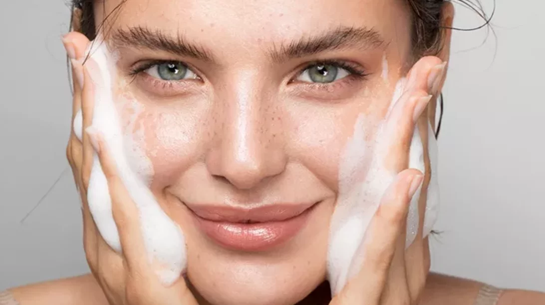 Τα 7 καλύτερα καθαριστικά προσώπου, που θα βρεις στο φαρμακείο της γειτονιάς σου