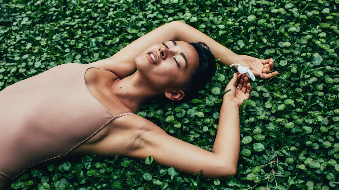 Πώς το μικροβίωμα του εντέρου σου επηρεάζει τη λάμψη του δέρματός σου