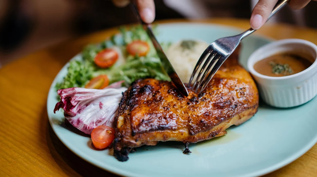 Κοτόπουλο στήθος ή μπούτι: Ποιο είναι τελικά πιο υγιεινό;