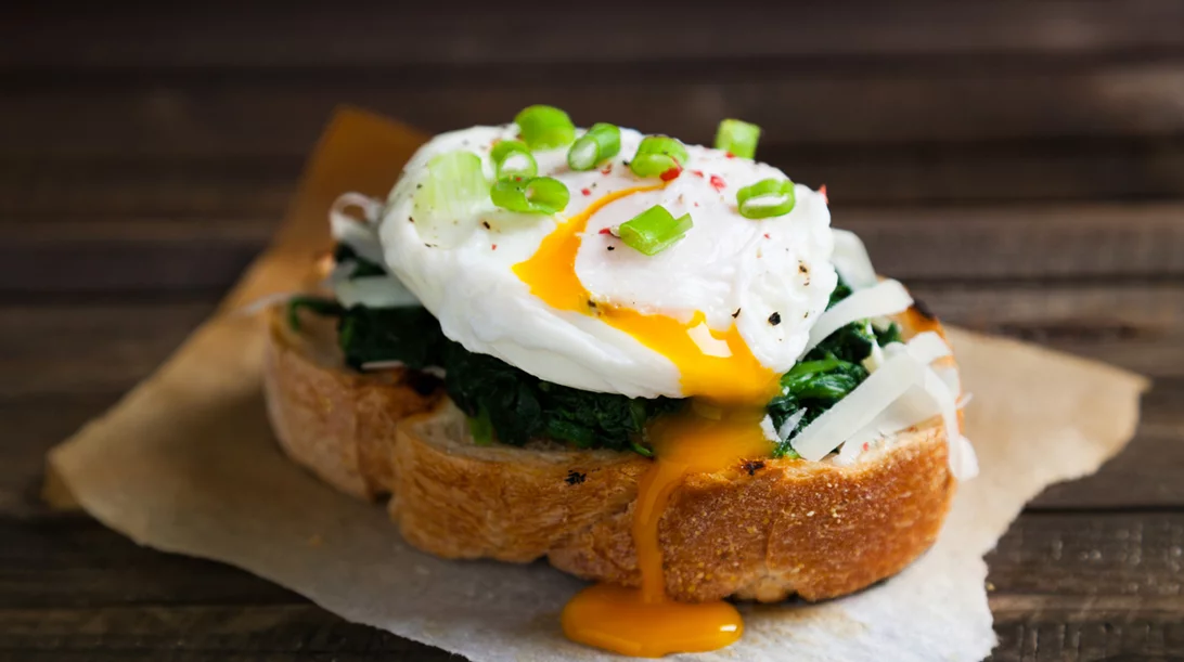 Αυγό: Να επιλέξεις μόνο το ασπράδι ή ολόκληρο; Τι προτείνει η ειδικός;