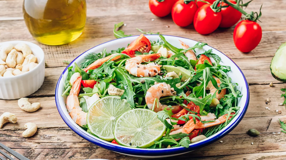 Σαλάτα με ρόκα, αρακά και γαρίδες για ένα ελαφρύ μεσημεριανό