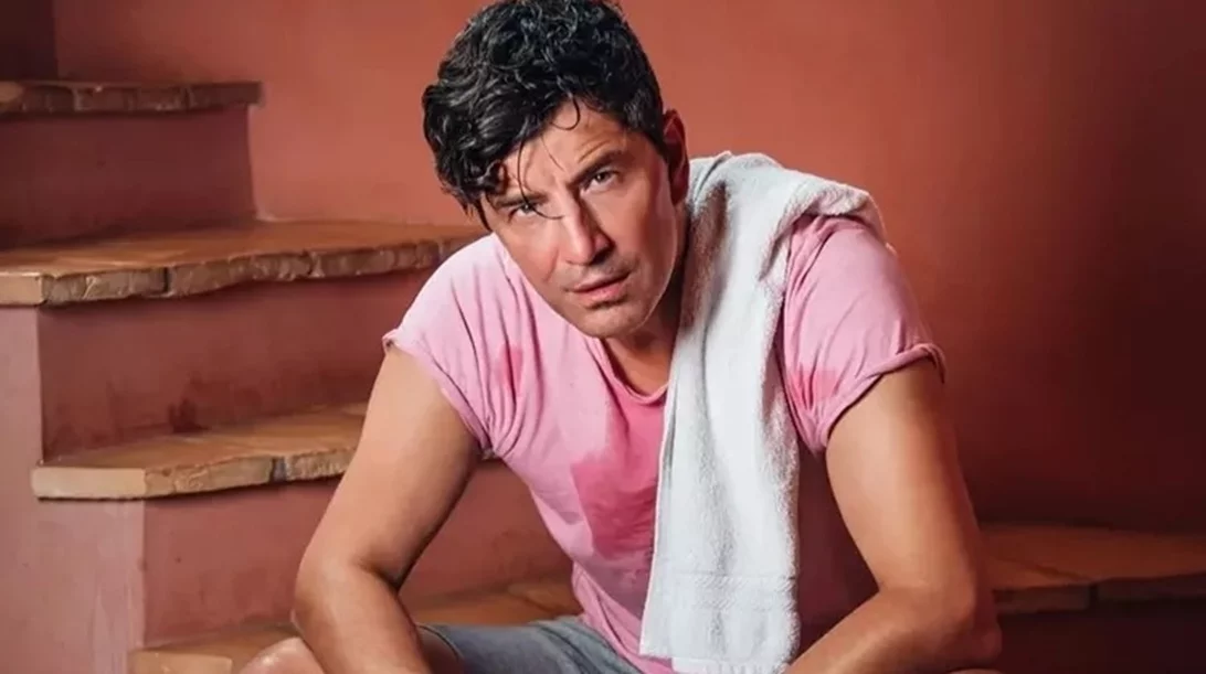 Την ίδρωσε τη φανέλα ο Σάκης Ρουβάς: Η σκληρή προπόνηση στο προσωπικό του γυμναστήριο