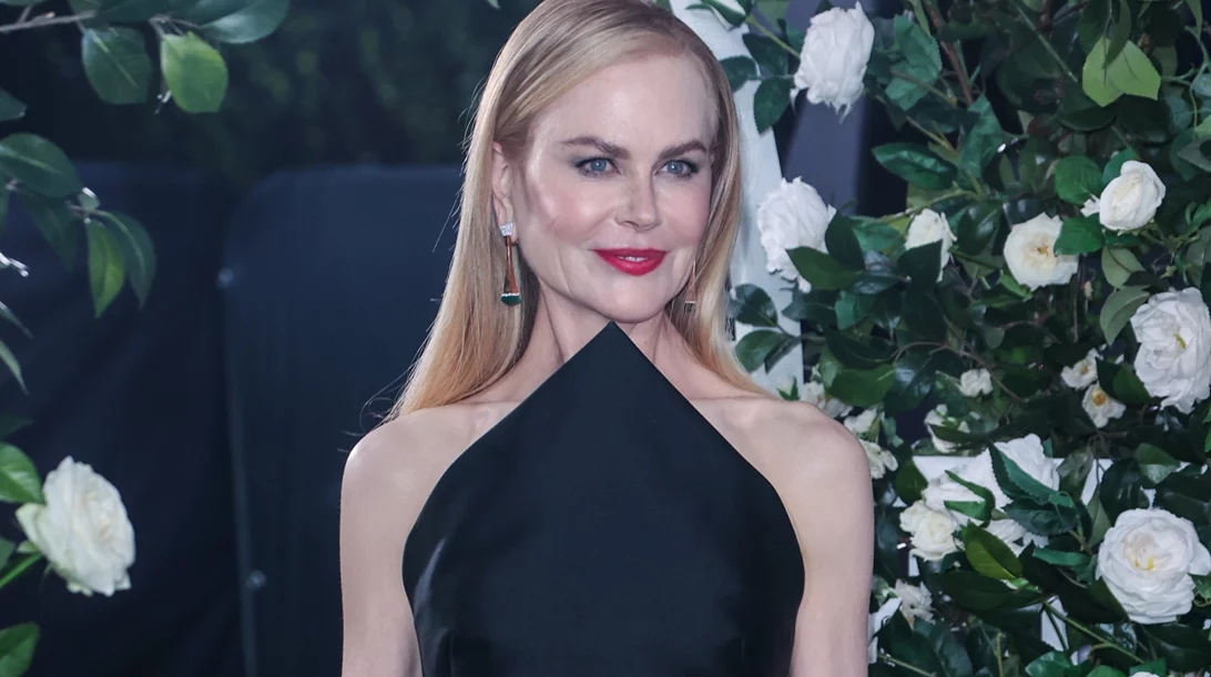 Μακιγιάζ μετά τα 50: Πώς να φορέσεις σωστά σκουρόχρωμα κραγιόν