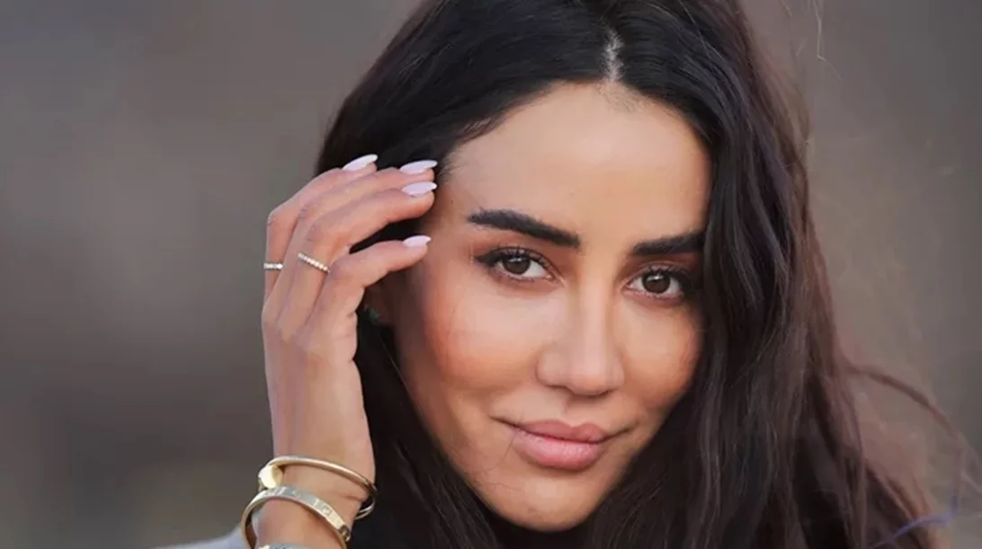 Strawberry milk nails: Το μανικιούρ της άνοιξης που υιοθετούν από τώρα οι πιο φινετσάτες fashionistas