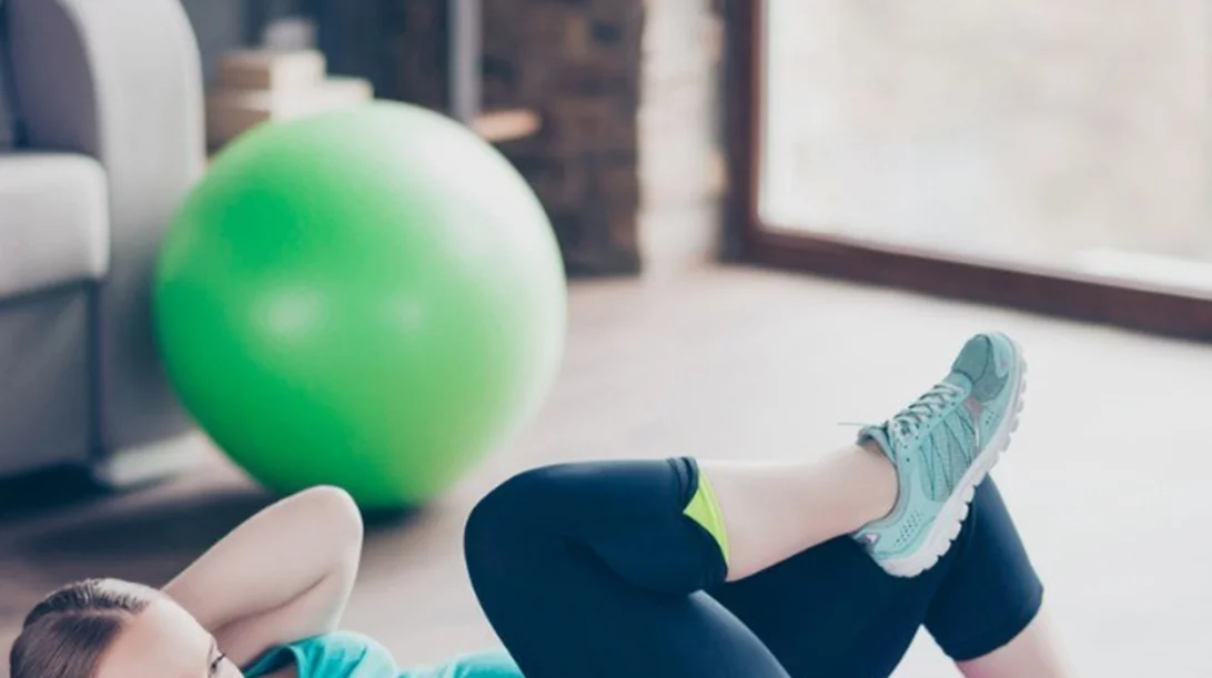 Σφιχτή κοιλιά μετά την εγκυμοσύνη; Δοκίμασε αυτή την άσκηση Pilates - είναι ιδανική ακόμη κι αν δεν έχεις γεννήσει!