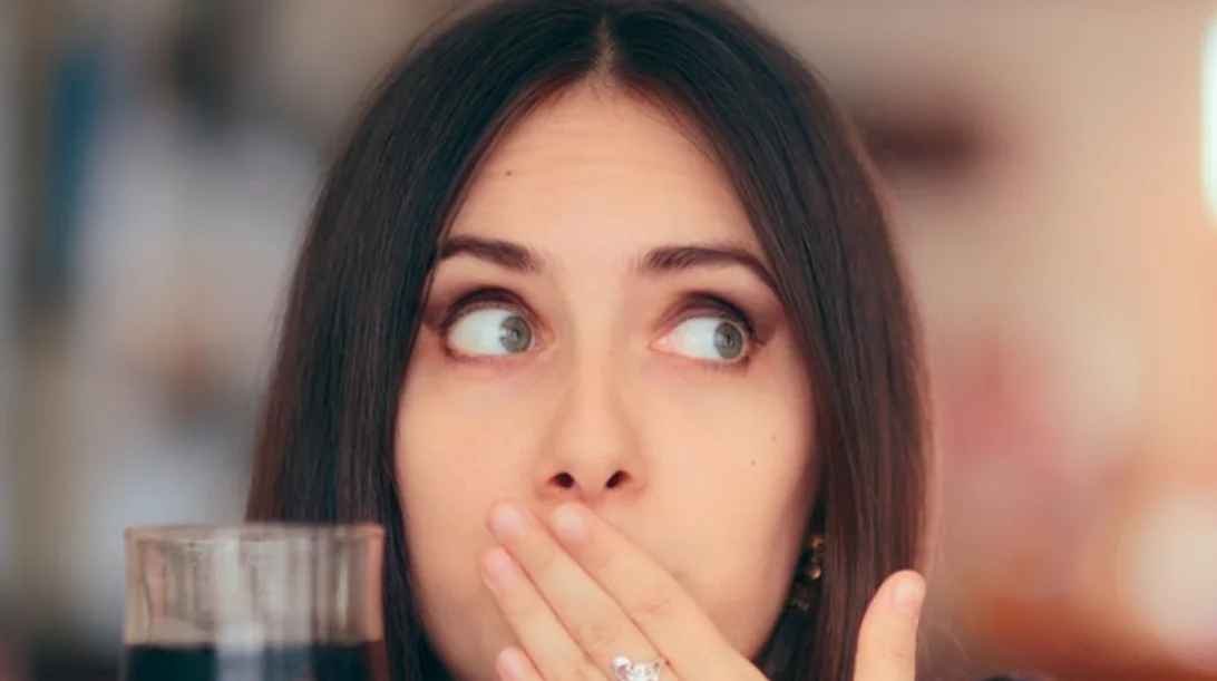 Οι εξετάσεις σου έδειξαν έλλειψη βιταμινών; Μήπως φταίει το βραδινό ποτηράκι κρασί;