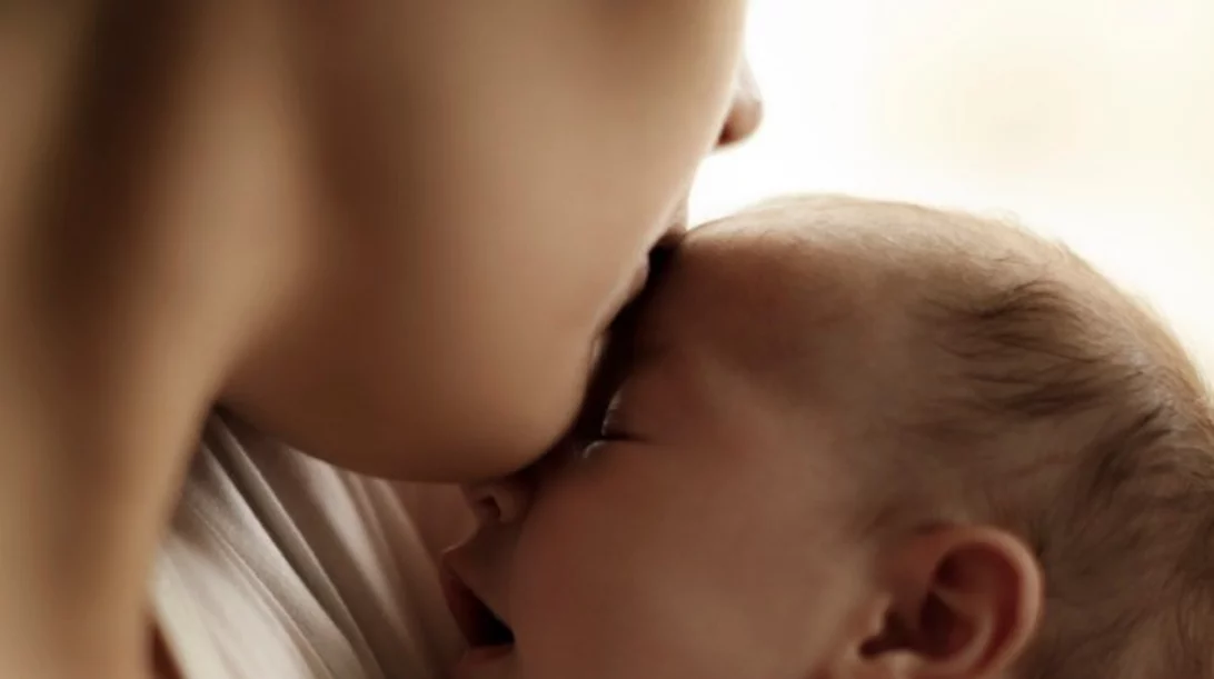 «Το μωρό μου ξυπνάει πάντα μετά τα μεσάνυχτα, τι μπορώ να κάνω;»