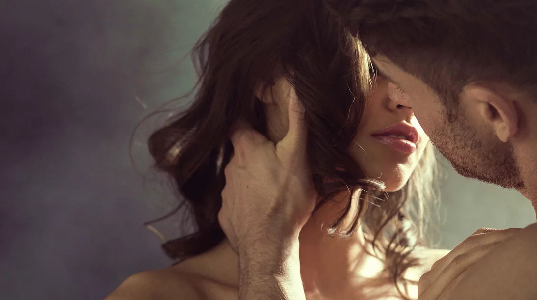 H θεωρία παιγνίων στις σχέσεις: Να γιατί πρέπει να κάνεις ΕΣΥ το πρώτο βήμα για να βρεις τον τέλειο