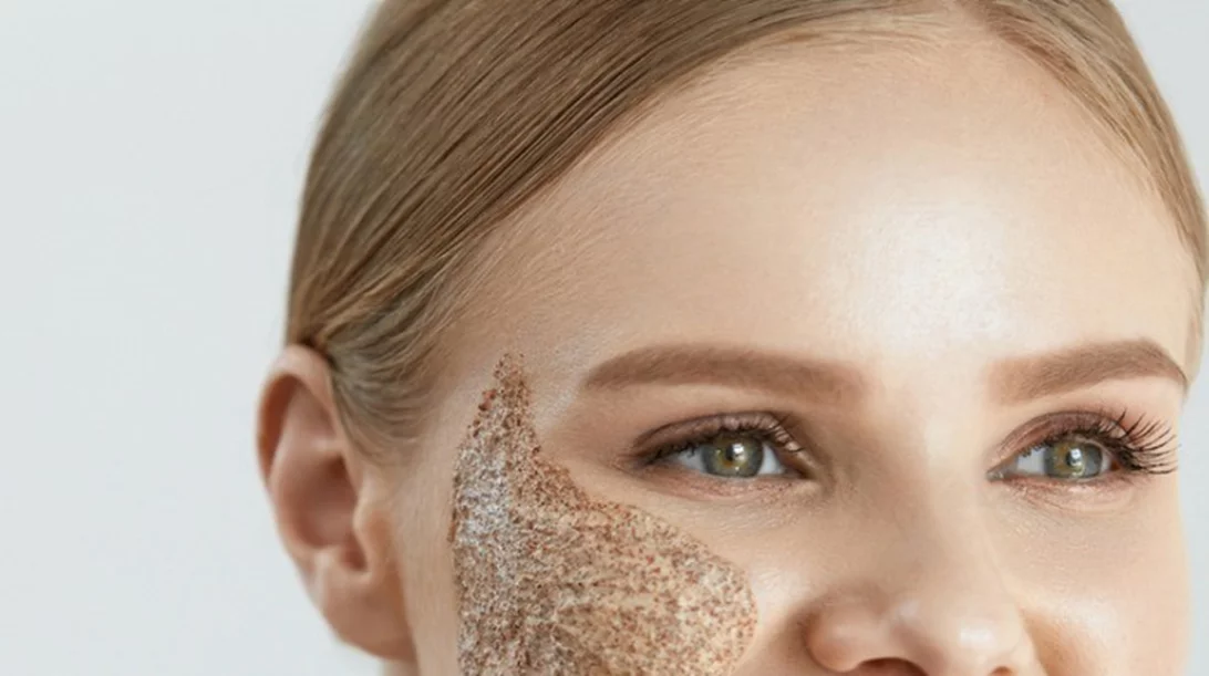 Βαθιά απολέπιση προσώπου στο σπίτι (οι κανόνες, τα προϊόντα, η εφαρμογή)