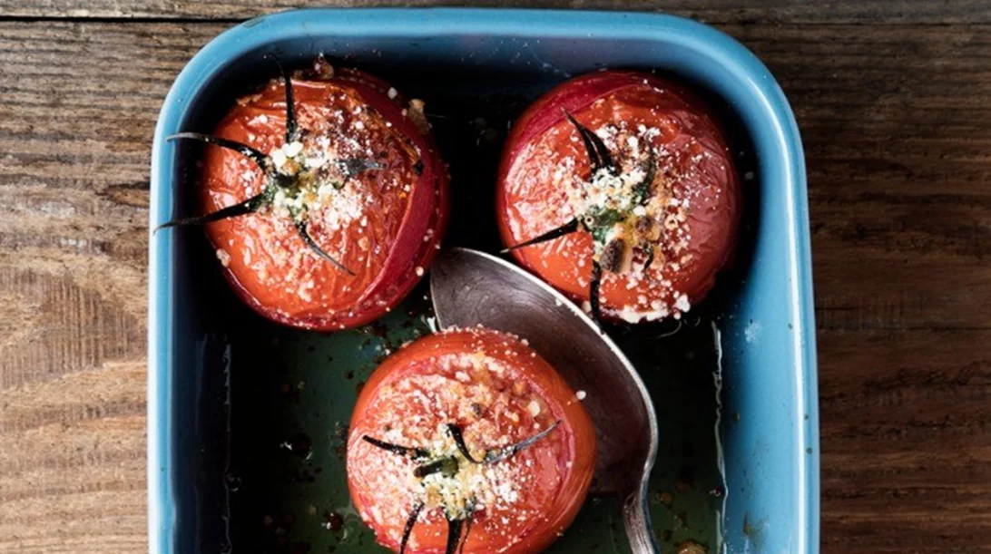 Ντομάτες γεμιστές με χαβανέζικη σαλάτα κοτόπουλο