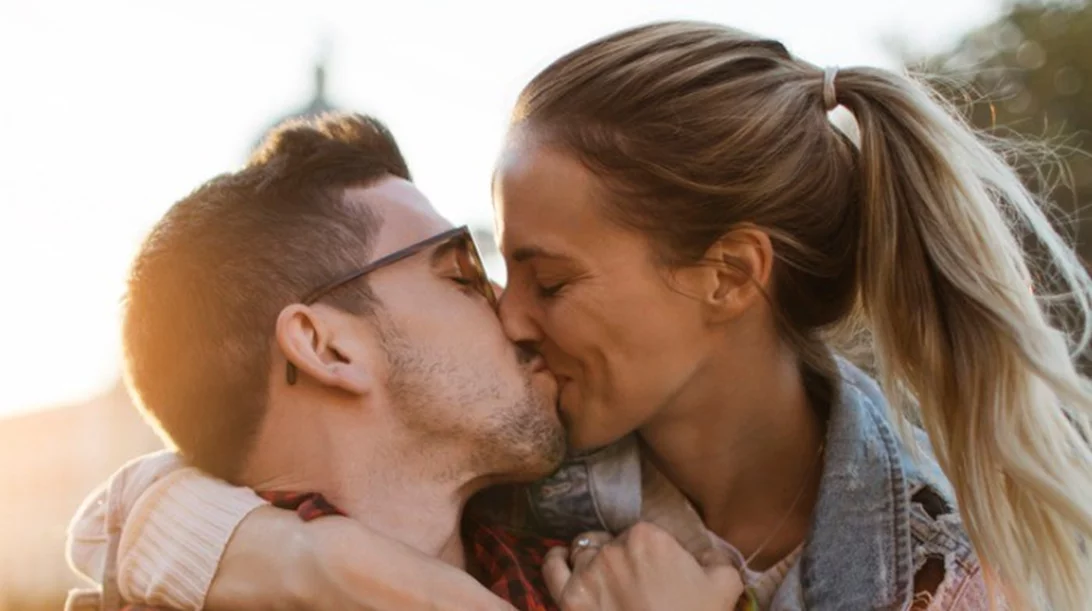 Πώς θα μάθω να φιλάω; 6 συμβουλές για τέλειο φιλί