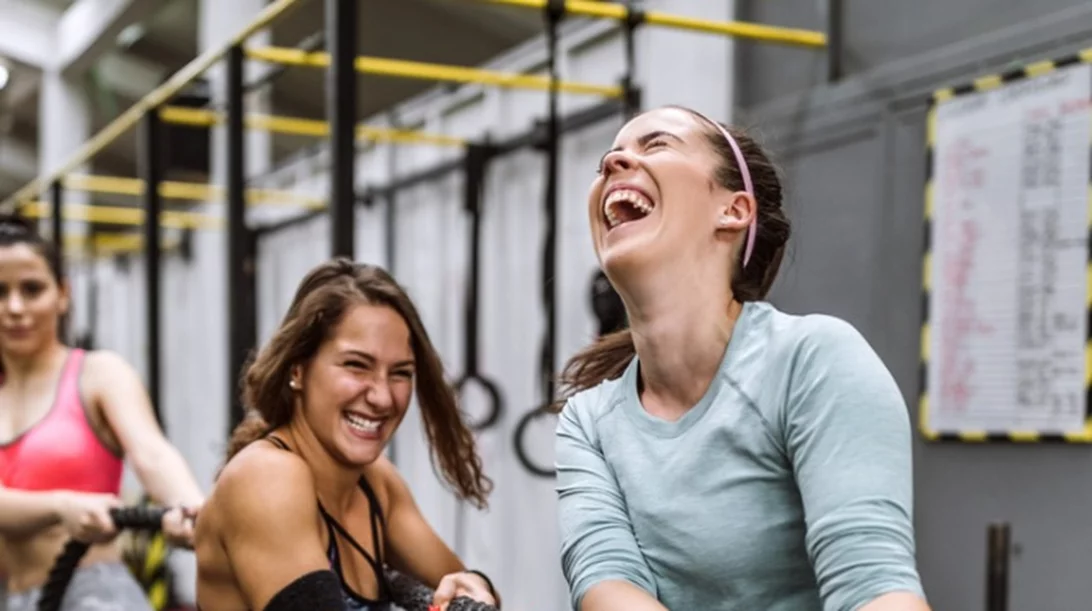 Άσκηση "κρεμάλα": Η πιο φρέσκια παραλλαγή HIIT για να καις λίπος μαζί με την κολλητή σου!