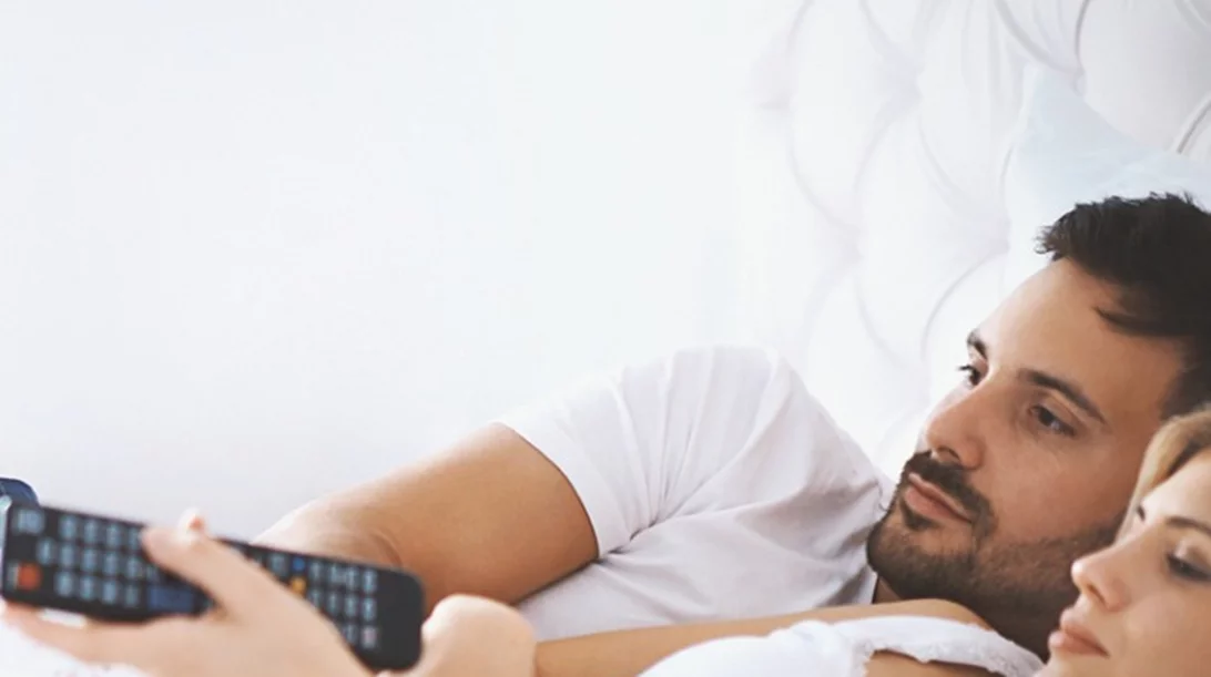 Τηλεόραση στο υπνοδωμάτιο: Πόσο αρνητικά επηρεάζει τη σεξουαλική ζωή σου και τι να κάνεις