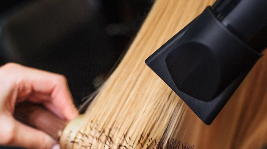 Πώς να ισιώσω τα μαλλιά μου με πιστολάκι για επαγγελματικό αποτέλεσμα;