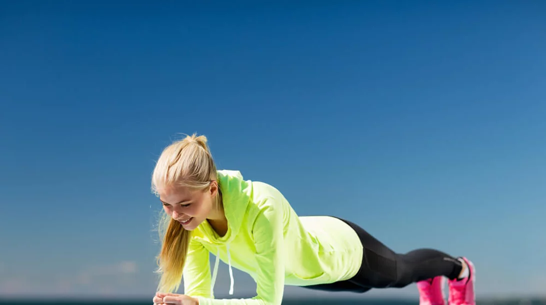 Σφιχτή κοιλιά σε 30''; Η πιο εύκολη άσκηση σανίδας για ΦΛΑΤ κοιλιακούς