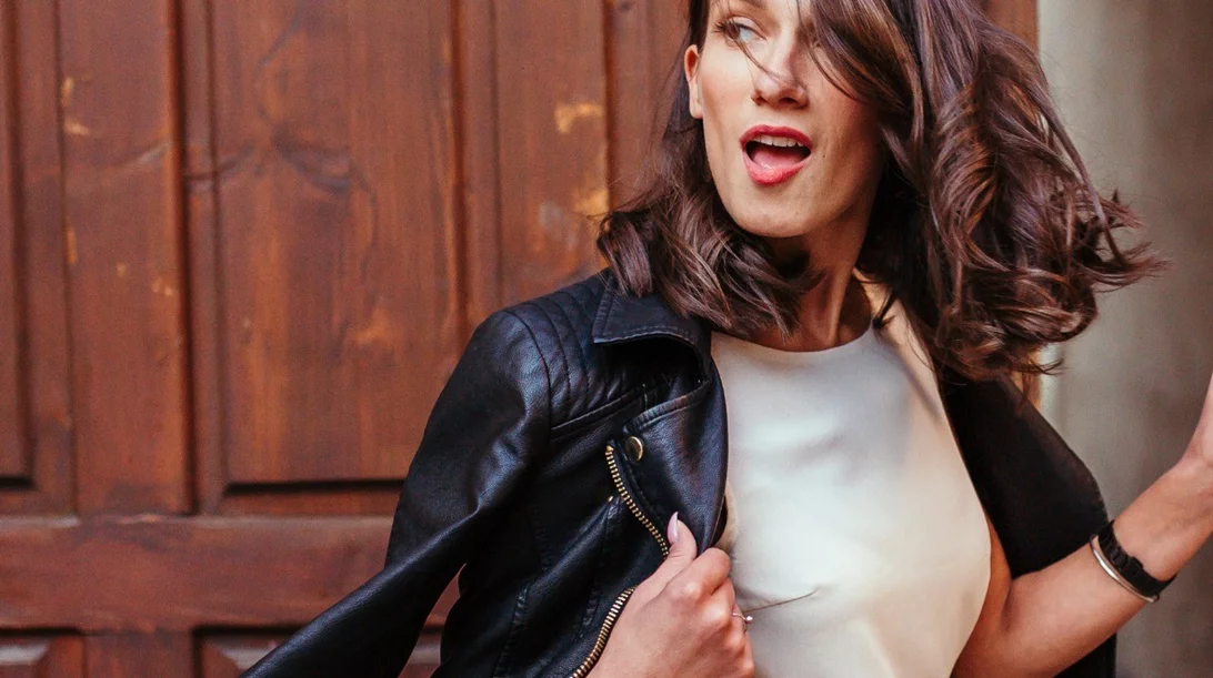 Πώς να ντύνομαι για να φαίνομαι νεότερη; 5 συμβουλές μόδας που κρύβουν χρόνια