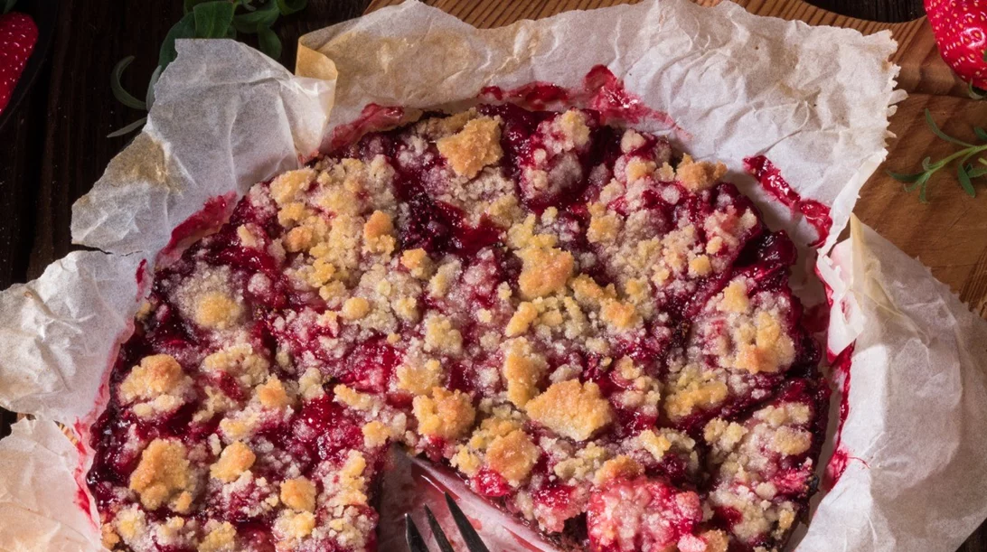 Κραμπλ με ροδάκινα και φράουλες: Πώς θα φτιάξεις τη γιορτινή συνταγή