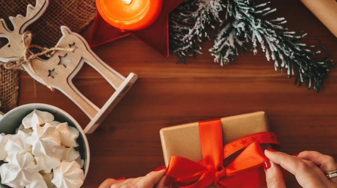 Σχέσεις και δώρα: 7 λόγοι για να κάνεις δώρα τα Χριστούγεννα