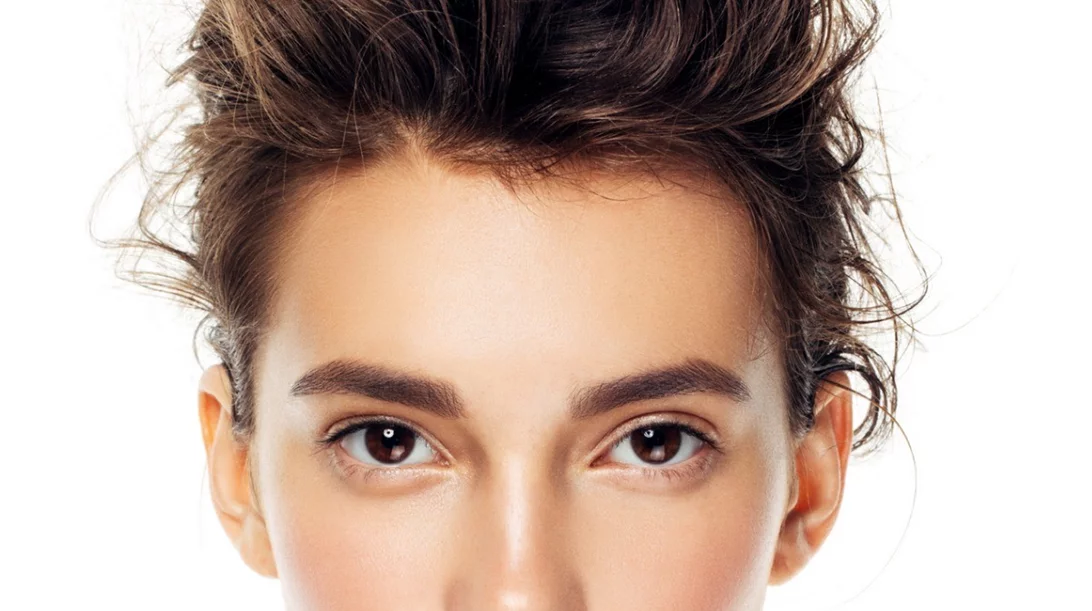 Μυστικά για πορσελάνινη επιδερμίδα: 4 κινήσεις για τέλειο αποτέλεσμα πριν τις γιορτές