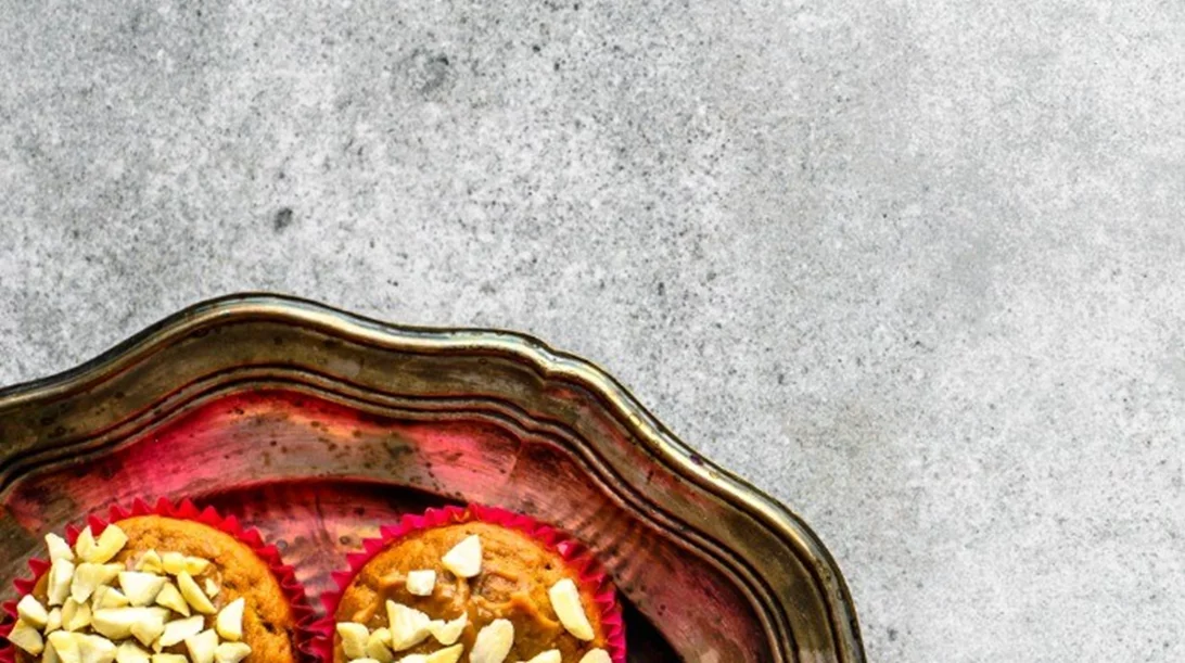 Vegan ατομικά κέικ με σοκολάτα και φυστικοβούτυρο