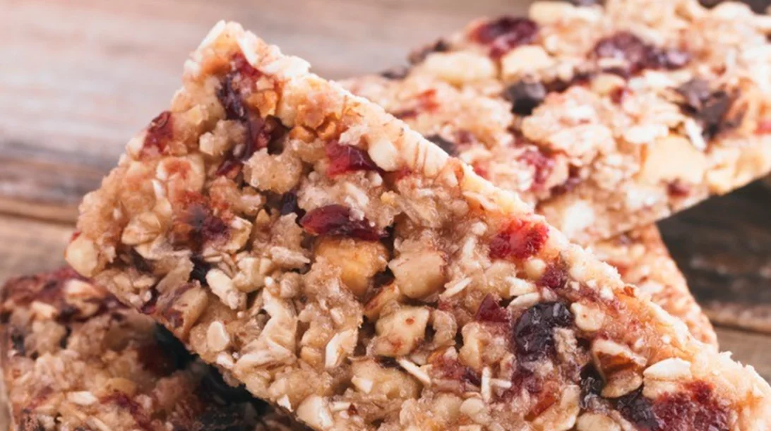 Μπάρες δημητριακών με βρώμη, κανέλα και αποξηραμένα φρούτα