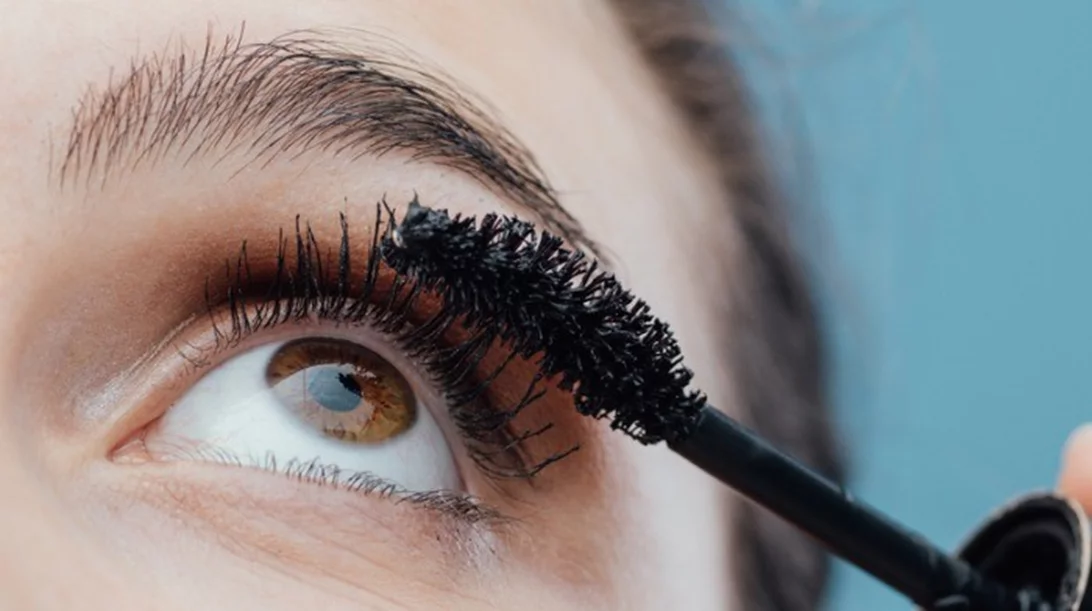 3 top tips για ακαταμάχητο βλέμμα (και το τρικ για σούπερ όγκο στις βλεφαρίδες με κάθε μάσκαρα)!