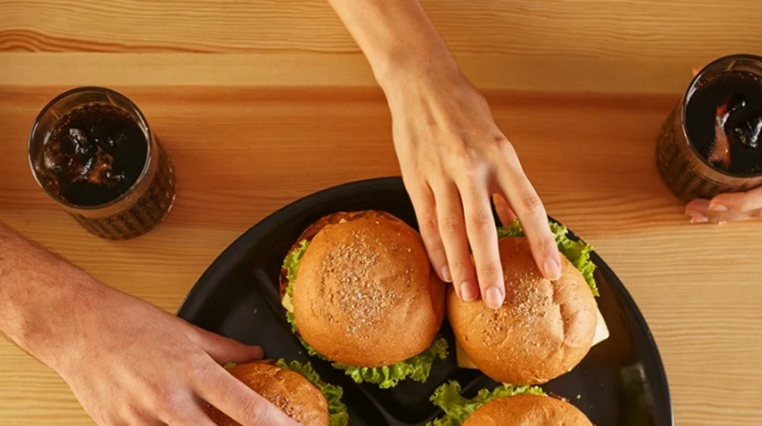 «Γιατί δεν μπορώ να αδυνατίσω;»: Μήπως τελικά σε παχαίνουν οι φίλες σου;