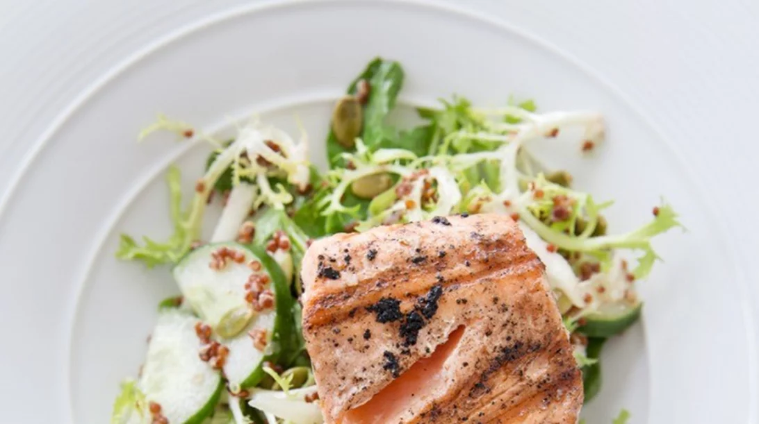 Σαλάτα με σολομό γεμάτη Ω-3 λιπαρά και νοστιμιά