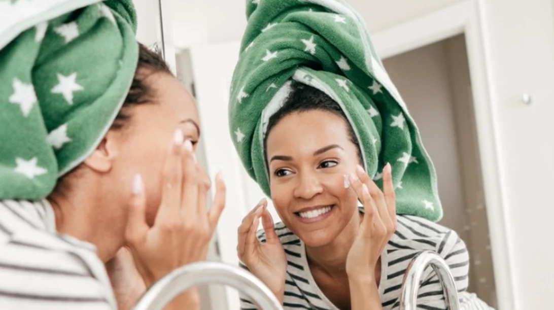 Ενυδατική προσώπου για ξηρή, λιπαρή ή ευαίσθητη επιδερμίδα: Έτσι θα επιλέξω την ιδανική για εμένα