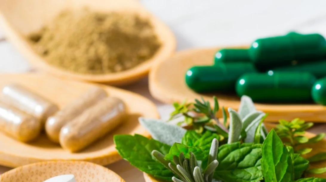 Μάθε σε 2' ποια βότανα και φάρμακα μπορεί να αλληλεπιδράσουν μεταξύ τους