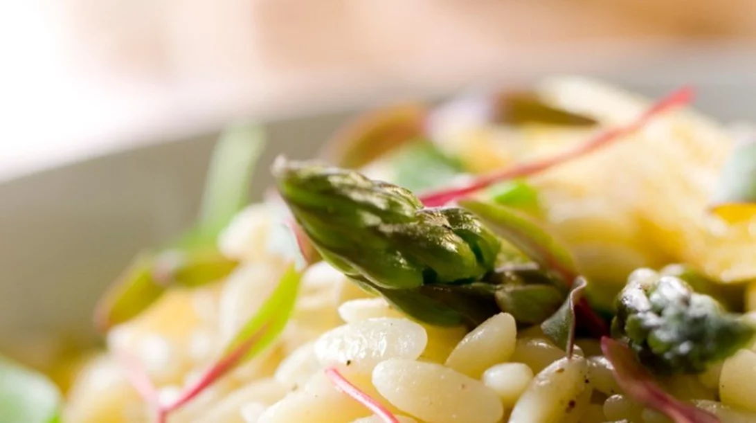 Σαλάτα με κριθαράκι και ψητό μήλο