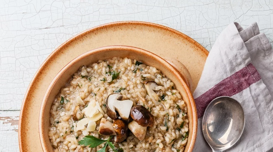 Αρωματικό ρύζι με κρόκο Kοζάνης, κουκουνάρι και σταφίδες