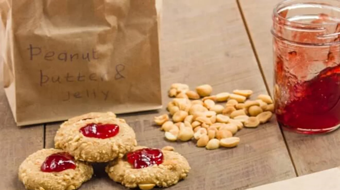 Κουλουράκια ολικής άλεσης με φιστικοβούτυρο, βρόμη και ελάχιστη ζάχαρη (και λίγη μαρμελάδα!)