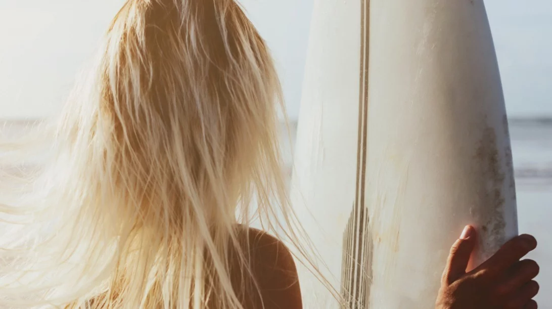 Οδηγός περιποίησης για βαμμένα μαλλιά το καλοκαίρι