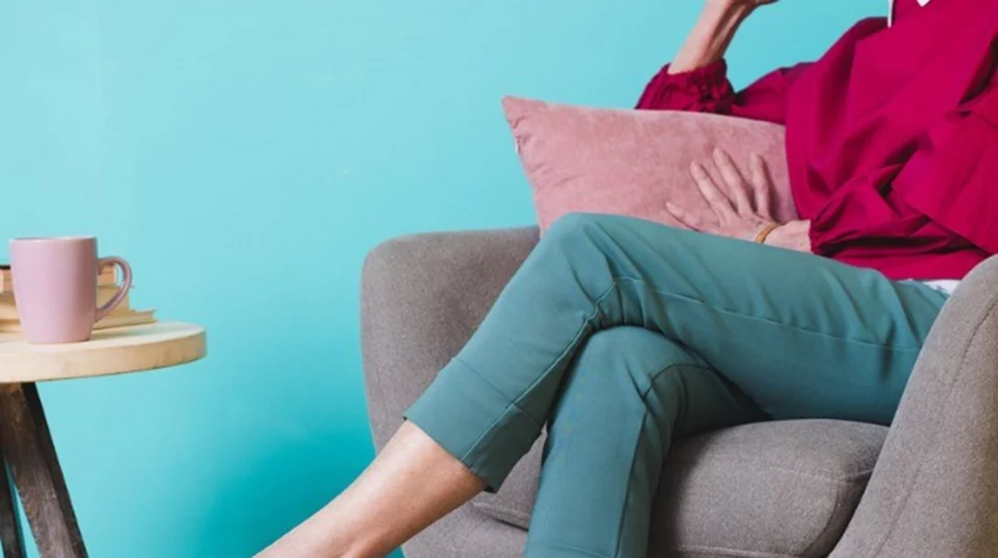 Γιατί πονάς όταν κάθεσαι; Τι είναι η κύστη κόκκυγος, σε τι οφείλεται και πώς θεραπεύεται