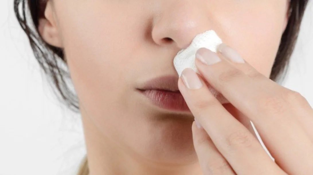 Προστασία από ιώσεις: Ο Θανάσης Ευθυμιάδης έγινε viral δείχνοντας πώς να καθαρίζουμε τη μύτη (vid)