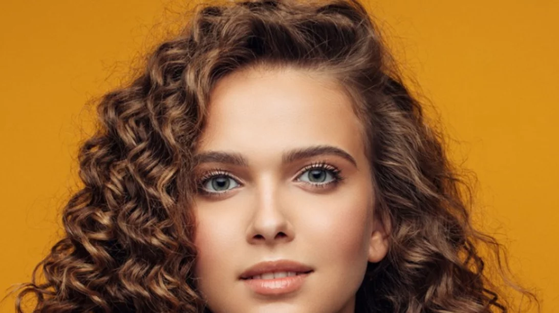 Εύκολα χτενίσματα και τρικ για μαλλιά με μπούκλες