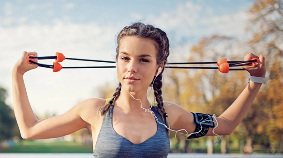 Το 10λεπτο πρόγραμμα ασκήσεων με λάστιχα που θα κάνεις παντού
