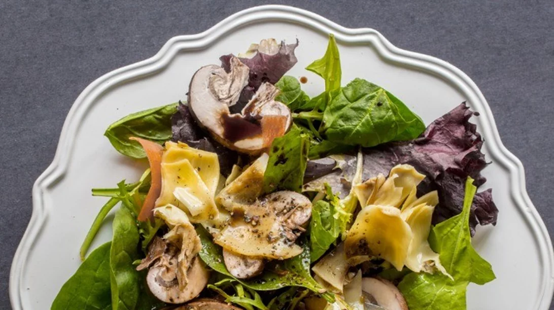 Νηστίσιμη συνταγή για σαλάτα με αγκινάρες και μανιτάρια