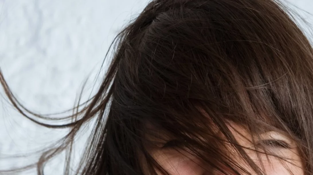 Ξηρό σαμπουάν σε βρεγμένα μαλλιά για ΑΠΙΣΤΕΥΤΟ ΟΓΚΟ χωρίς να κολλάνε;