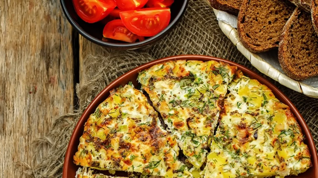 Oμελέτα στο φούρνο με κοτόπουλο και σπαράγγια