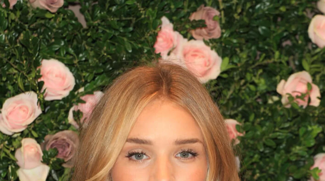 Μάθαμε την top άσκηση της Rosie Huntington - Whiteley για τονωμένα πόδια (και είναι πανεύκολη!)