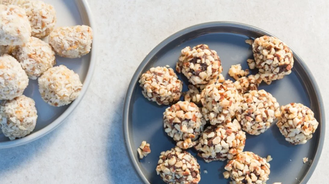 Θρεπτικές μπάλες ενέργειας με σοκολάτα ή αμύγδαλο