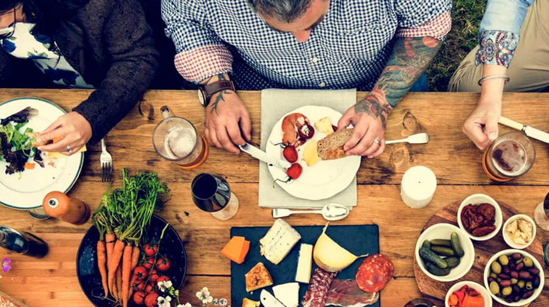 Θερμίδες στο εστιατόριο: Τι συστήνει η διαιτολόγος να τρώμε έξω;