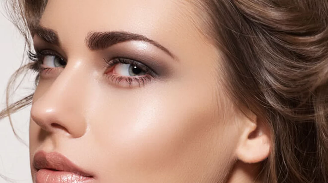 Πώς θα ξεπρηστούν τα μάτια γρήγορα (και 3 ακόμα τρικ για άλουστα μαλλιά και άλλα πρωινά άγχη)