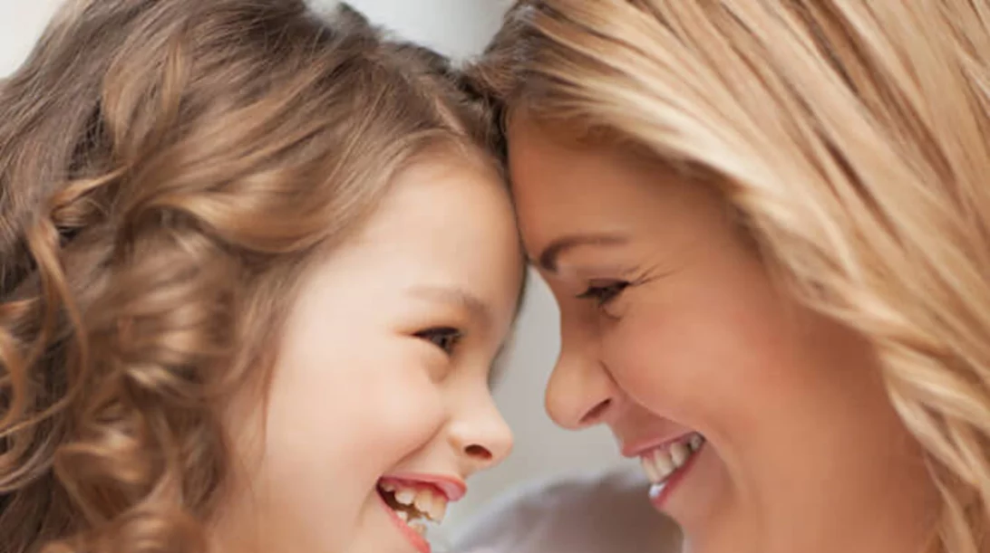 Για να μεγαλώσεις μία επιτυχημένη κόρη πρέπει να είσαι αυστηρή μαμά; (Ναι, λέει η έρευνα)