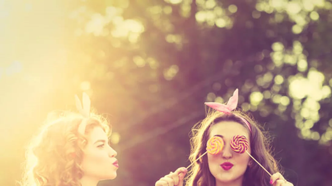 Πώς θα γίνω πιο κοινωνική; Οι τεχνικές για να είσαι στο επίκεντρο της παρέας