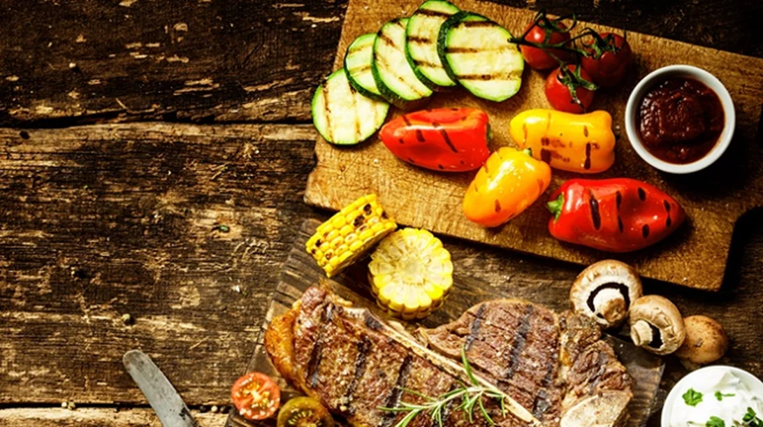 6 κανόνες για υγιεινή Τσικνοπέμπτη (ή ελληνική μέρα πρωτεΐνης)