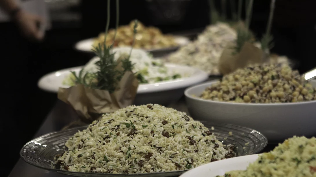 Σαλάτα με άγριο ρύζι, κινόα, σταφίδες και κουκουνάρι. Πεντανόστιμη ΚΑΙ νηστίσιμη