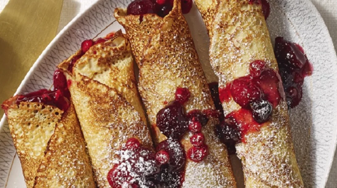 Σουηδικά pancakes με ξινόγαλα, homemade μαρμελάδα μούρων και σαντιγί